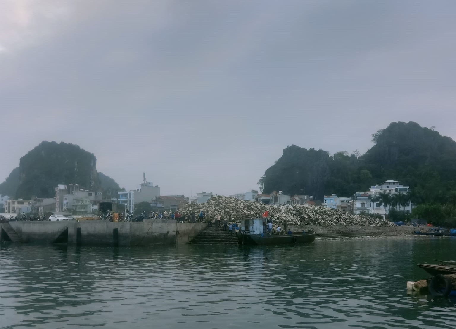 Bãi tập kết phao xốp tại cảng cá Cái Rồng trước khi bị cháy. Ảnh: Người dân cung cấp