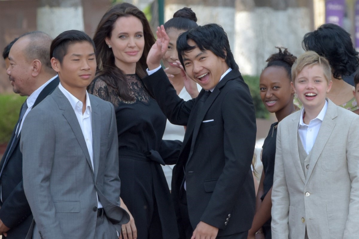 Ngôi sao Hollywood - Angelina Jolie (thứ 3 từ trái sang) và các con của cô, trong đó có Maddox (giữa) tại Siem Reap (Campuchia) vào năm 2017. Ảnh: AFP