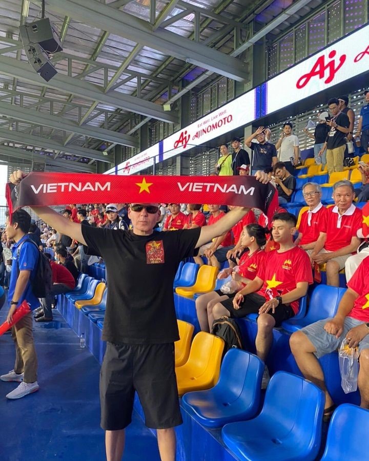Kỷ niệm đẹp nhất của chuyến đi Campuchia dịp SEA Games 32 với Joshua Seidler là trải nghiệm xem trận đấu, đứng bên ngoài sân vận động và trò chuyện với những cổ động viên khác, tận hưởng không khí. Ảnh: Nhân vật cung cấp