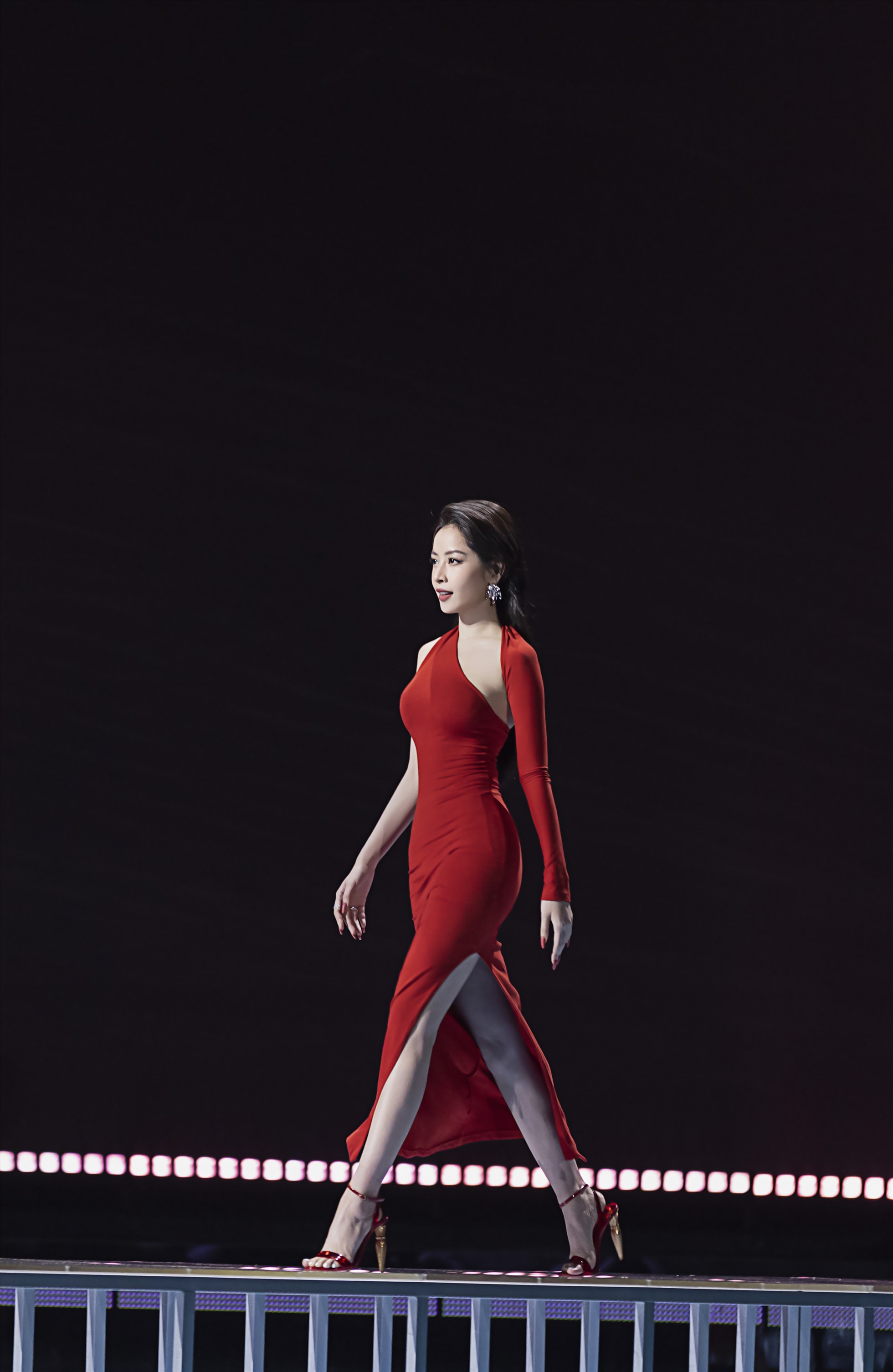Trong chiếc váy đỏ lệch vai bó sát khoe đường cong cùng những đường cut-out tạo điểm nhấn, Chi Pu xinh đẹp nổi bật.
