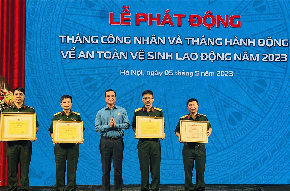 Chủ tịch Tổng Liên đoàn Lao động Việt Nam Nguyễn Đình Khang trao khen thưởng công tác an toàn vệ sinh lao động. Ảnh: Kiều Vũ