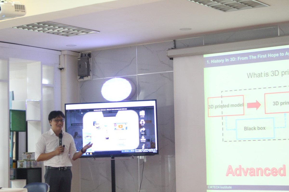 Ông Nguyễn Quang Thành chia sẻ về ứng dụng trí tuệ nhân tạo (AI) trong in 3D phục vụ y khoa. Ảnh: Nhật Linh/CESTI.
