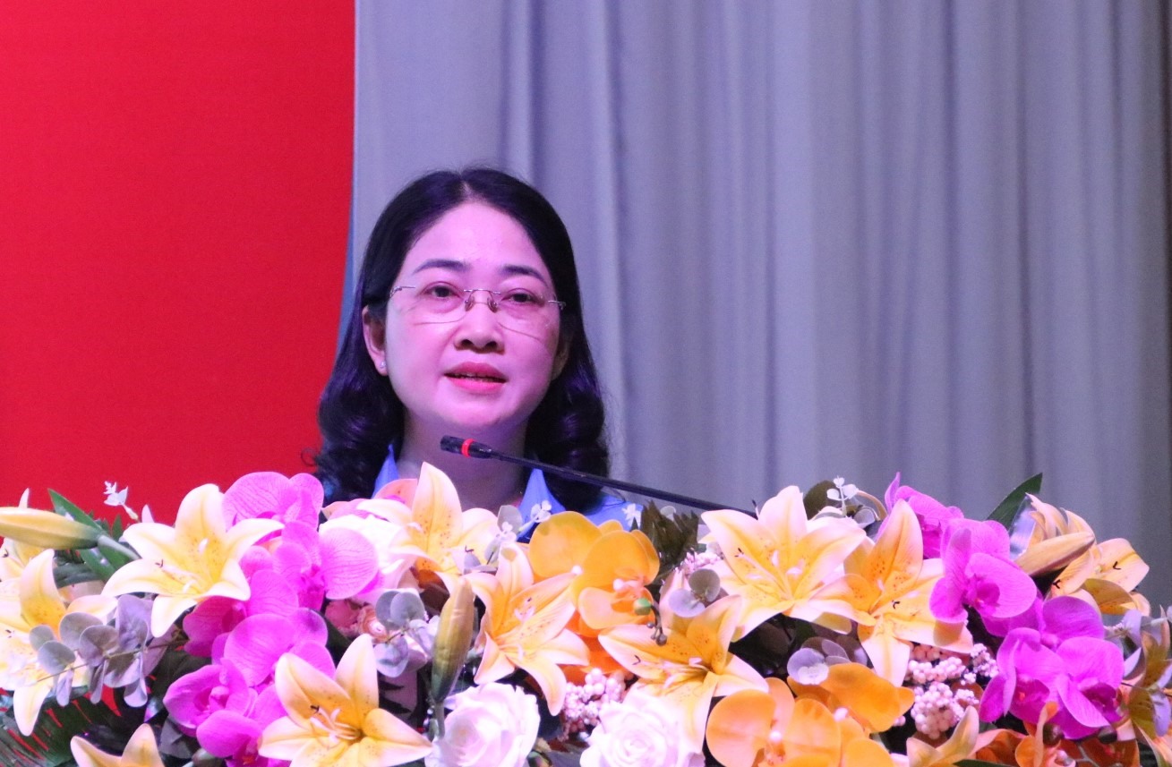 Bà Nguyễn Kim Loan - Chủ tịch LĐLĐ tỉnh phát biểu tại buổi lễ.Ảnh: Đình Trọng