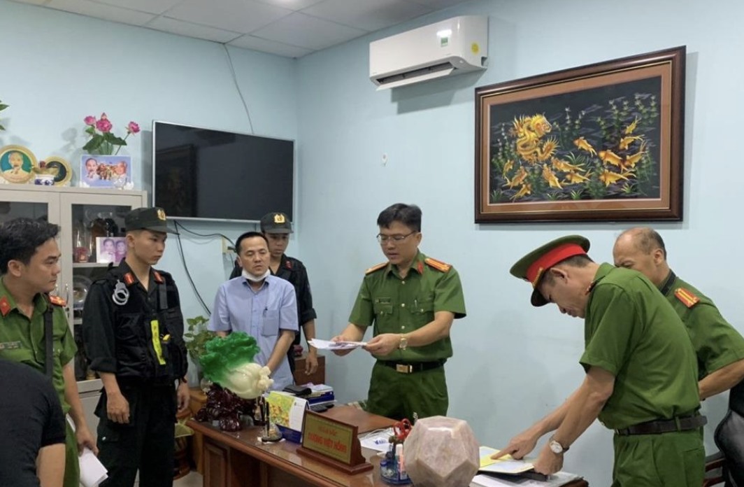 Cơ quan Cảnh sát điều tra Công an tỉnh Đồng Nai tiến hành khám xét nơi làm việc của Dương Việt Hồng tại Trung tâm đăng kiểm xe cơ giới Đồng Nai (60-01S). Ảnh: Công an Đồng Nai