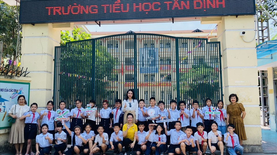 Cô trò Trường Tiểu học Tân Định. Ảnh: Bảo Khánh/BTC