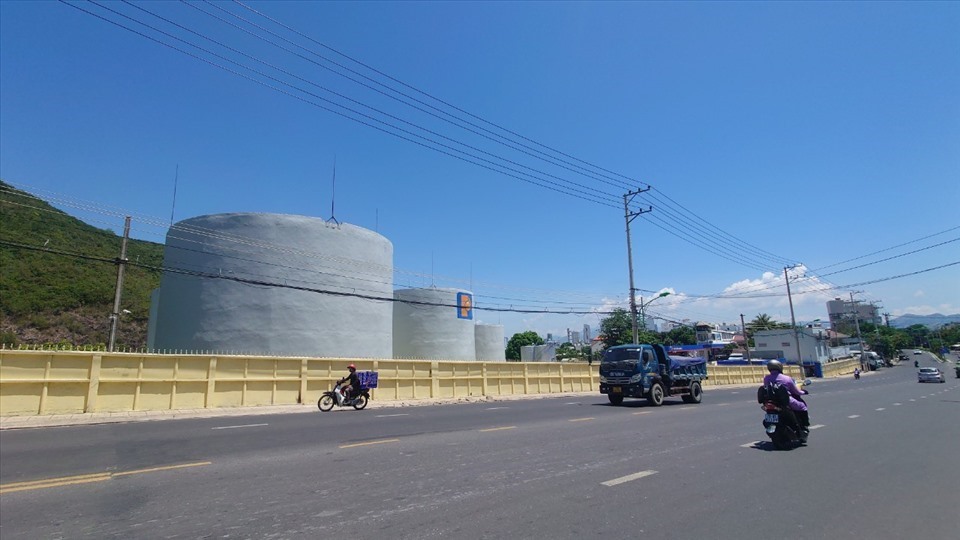 Hình ảnh kho xăng dầu nằm ở trung tâm thành phố Nha Trang.  Ảnh: Hữu Long