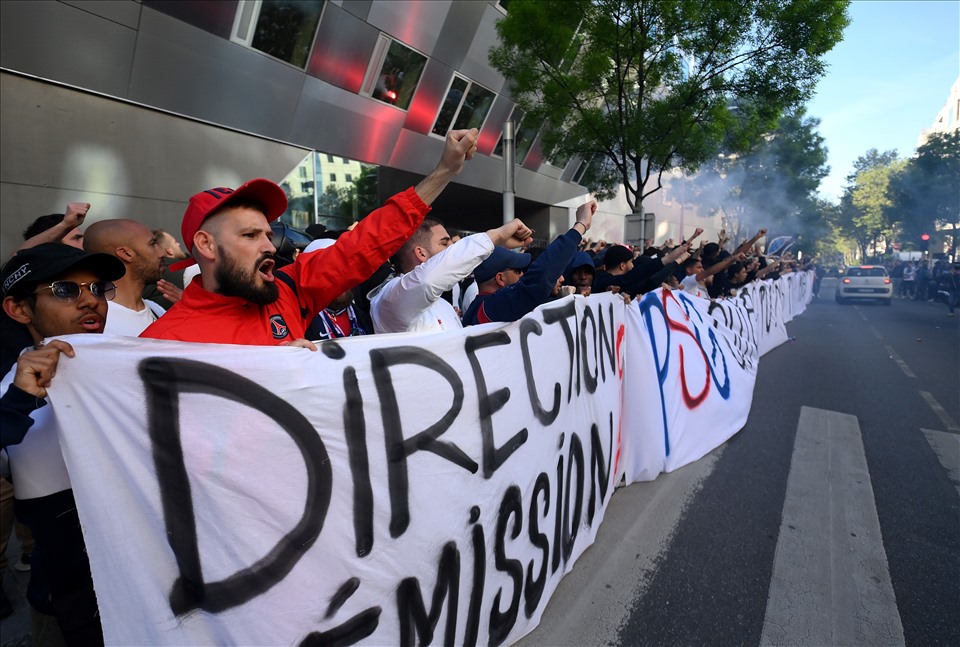 Hội cổ động viên PSG biểu tình đòi tống cổ Messi khỏi câu lạc bộ. Ảnh: AFP