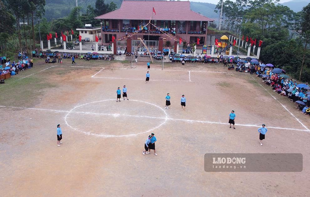 Sân vận động xã Húc Động, huyện Bình Liêu - nơi diễn ra các hoạt động ngày hội Sóong Cọ.