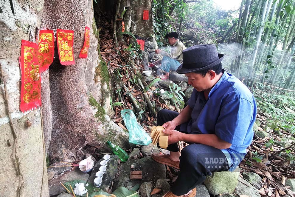 Nghi thức cầu may của người Sán Chỉ ở Đập Thánh Thìn xã Húc Động, huyện Bình Liêu.
