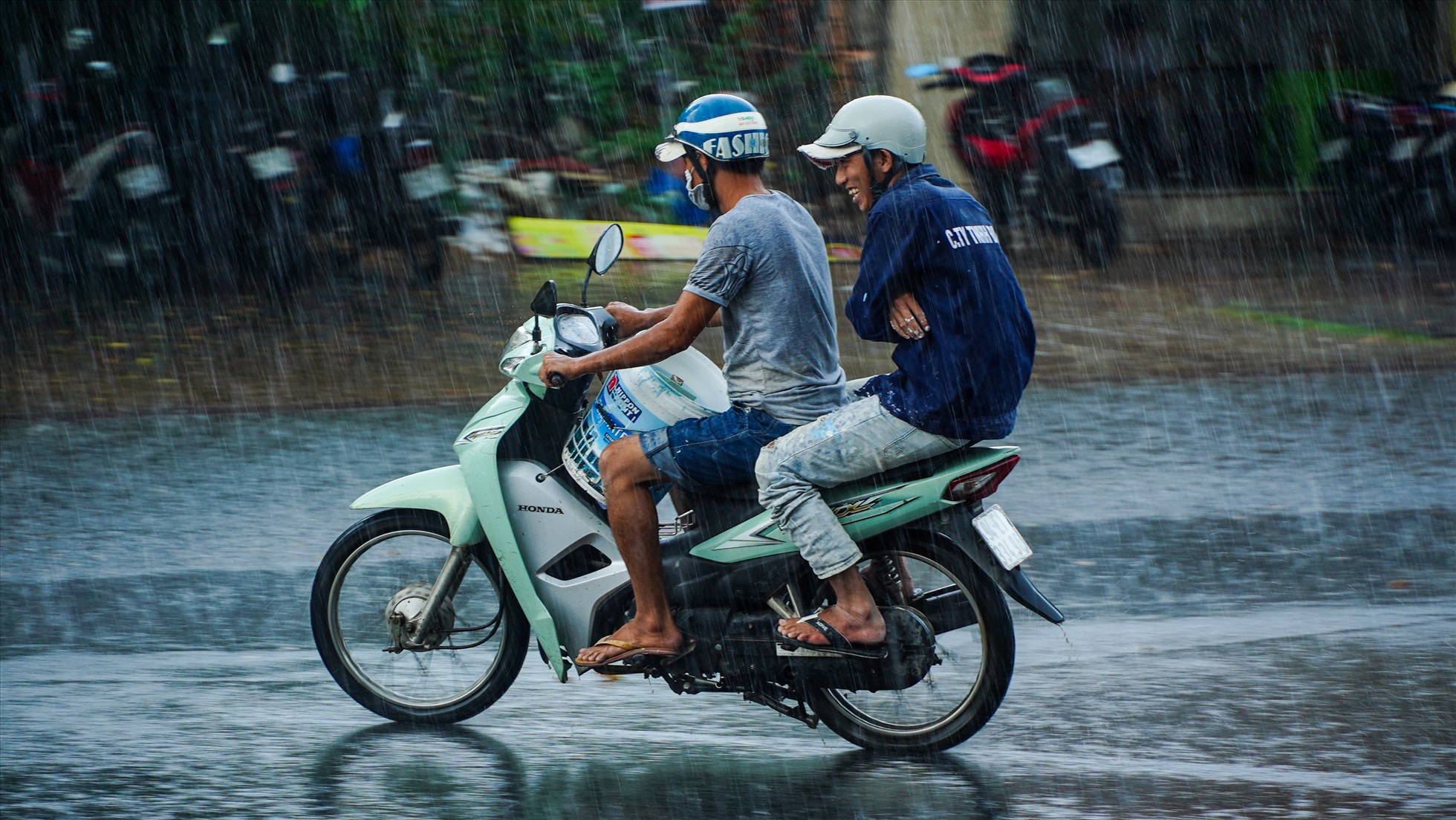 Cơn mưa đã giúp người dân Cần Thơ giải nhiệt sau nhiều ngày nắng nóng khi không khí trở nên mát mẻ hơn.