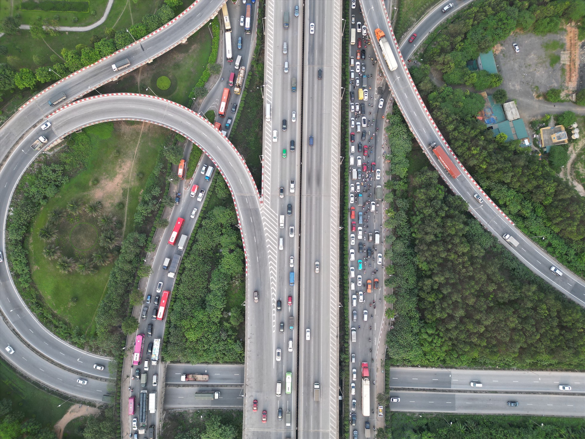 Lượng xe lớn khiến con đường thường xuyên rơi vào cảnh ùn tắc kéo dài.