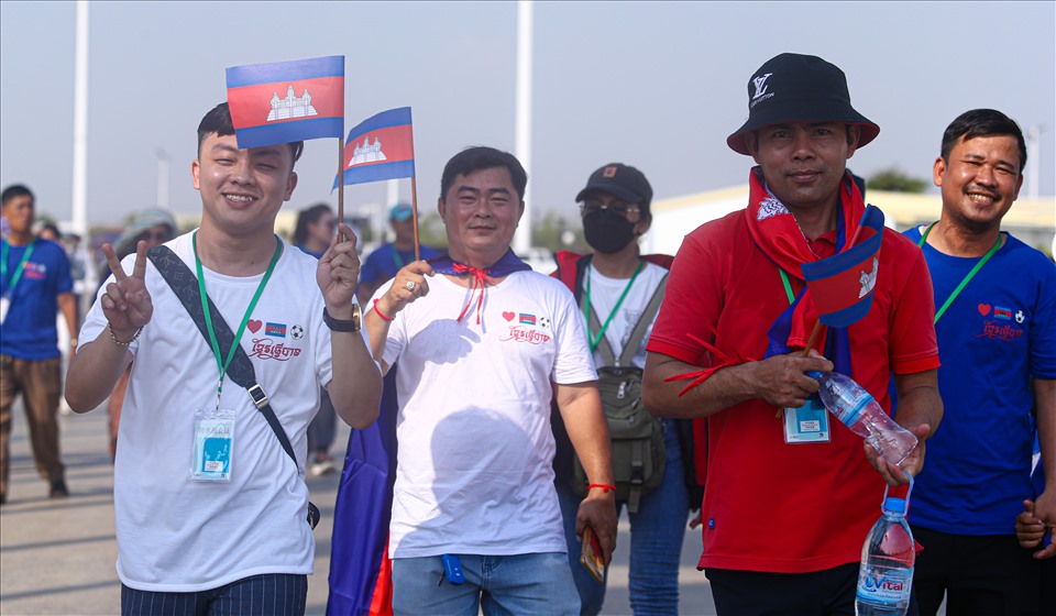 Người dân Campuchia rất tự hào về kì đại hội lần này. Bạn Chann Dina chia sẽ: “Người dân Campuchia chúng tôi luôn trông chờ đến ngày SEA Games 32 bắt đầu. Hi vọng các nước tham dự sẽ được tận hưởng bầu không khí tuyệt vời tại đây“.