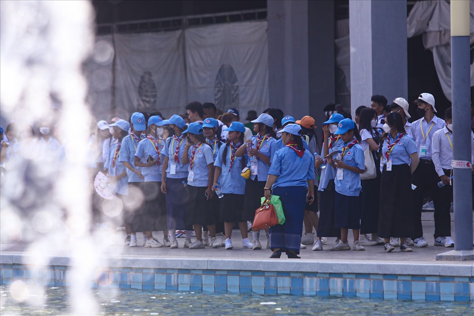 Nhiều học sinh tại Phnom Penh cũng được tạo điều kiện theo dõi lễ khai mạc SEA Games đầu tiên do Campuchia tổ chức.