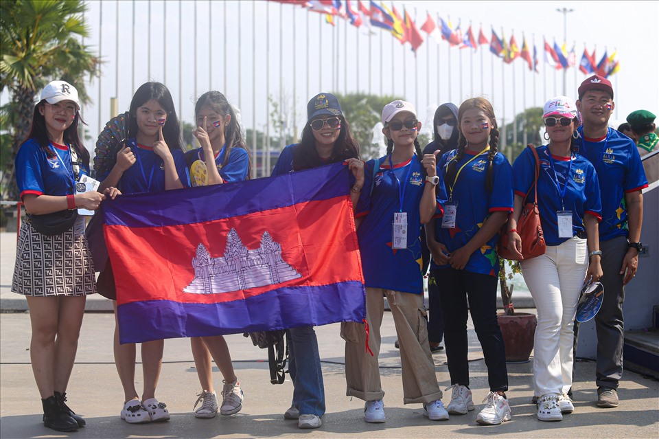 Người dân Campuchia rất tự hào về kì đại hội lần này. Bạn Chann Dina chia sẽ: “Người dân Campuchia chúng tôi luôn trông chờ đến ngày SEA Games 32 bắt đầu. Hi vọng các nước tham dự sẽ được tận hưởng bầu không khí tuyệt vời tại đây“.