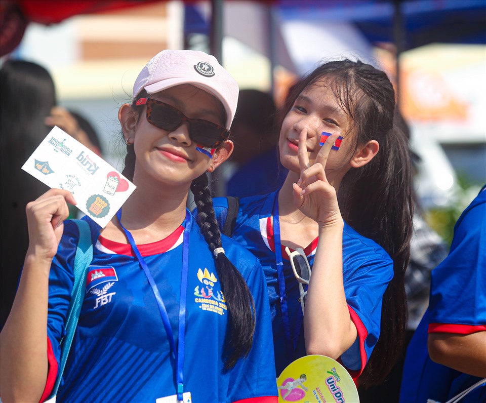 Bạn Chann Dina (trái) chia sẽ: “Người dân Campuchia chúng tôi luôn trông chờ đến ngày SEA Games 32 bắt đầu. Hi vọng các nước tham dự sẽ được tận hưởng bầu không khí tuyệt vời tại đây“.