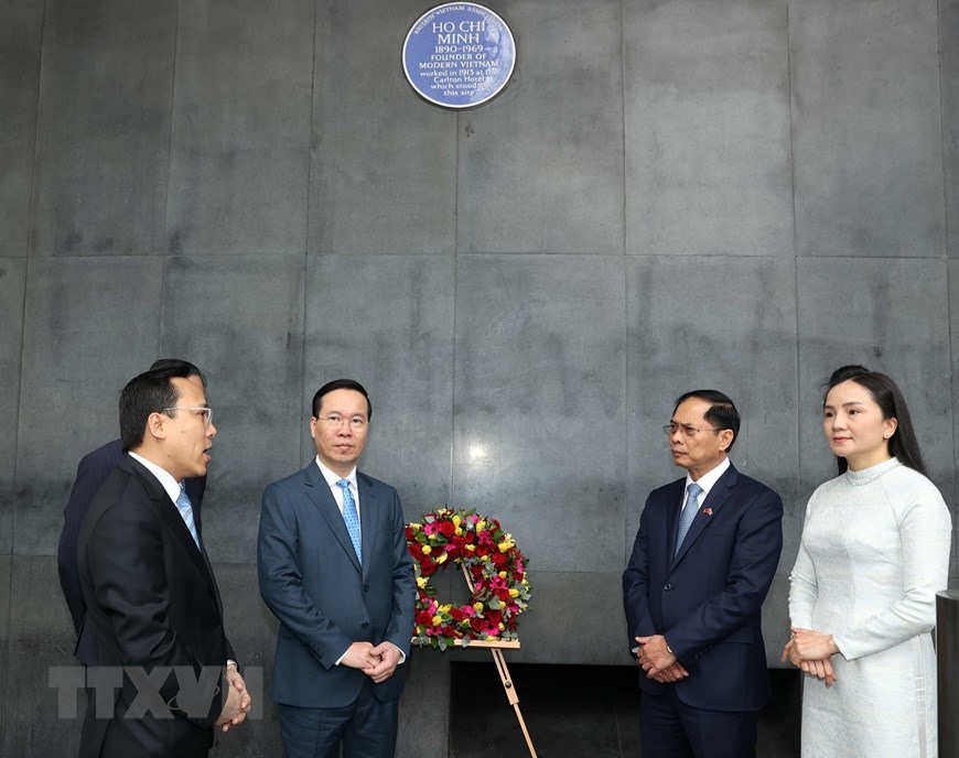 Chủ tịch nước Võ Văn Thưởng với các đại biểu tại biển lưu niệm Chủ tịch Hồ Chí Minh ở thủ đô London. Ảnh: TTXVN