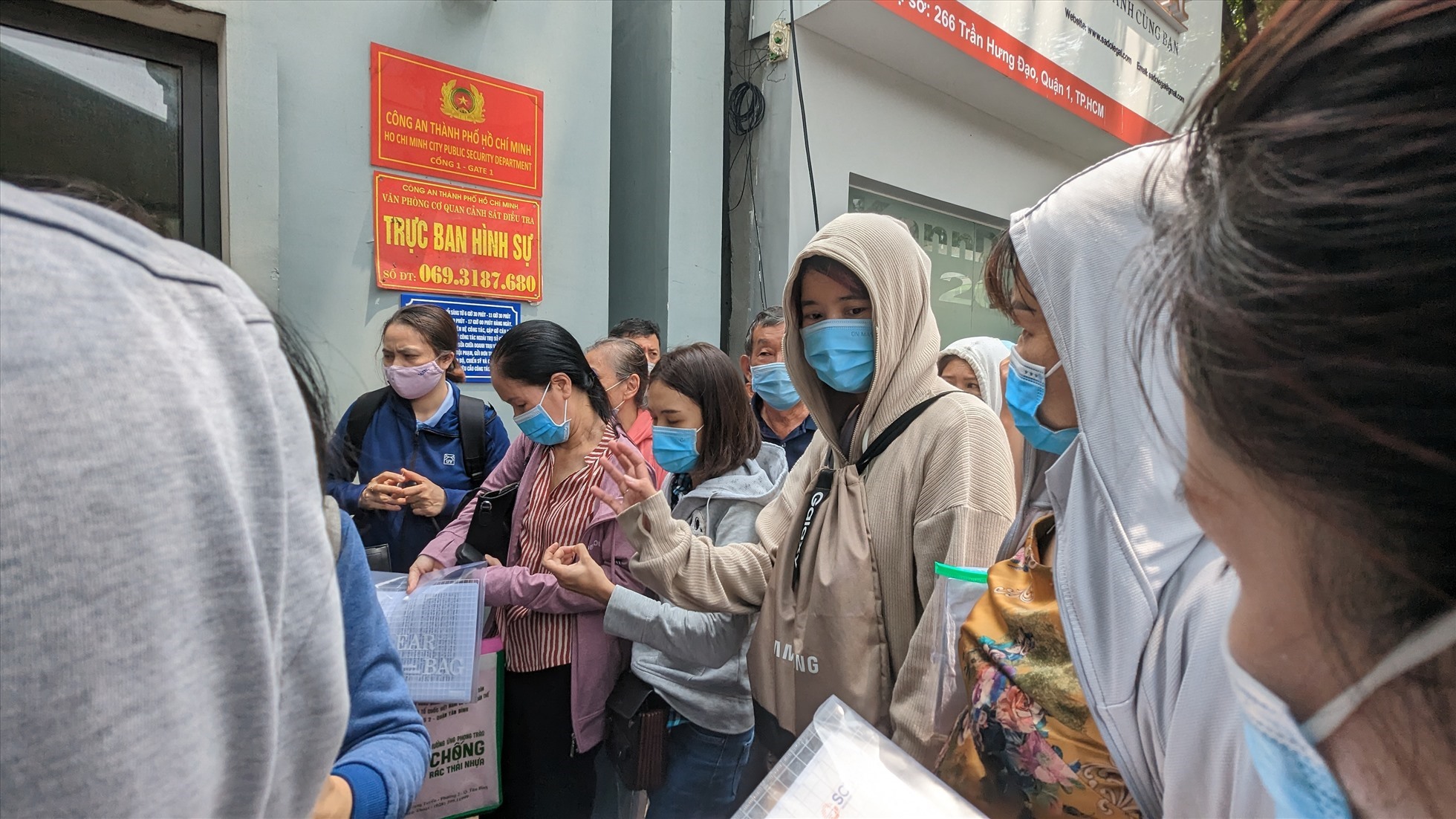 Hàng trăm người đến Cơ quan Cảnh sát điều tra (CSĐT) Công an TP Hồ Chí Minh để nộp đơn tố cáo. Ảnh: Anh Tú