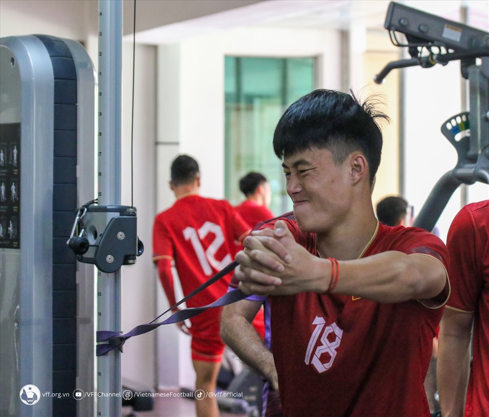 U22 Việt Nam tập gym rèn thể lực ngay tại khách sạn. Ảnh: VFF