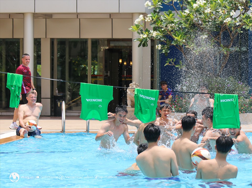 U22 Việt Nam tham gia vào chơi các trò chơi vận động ngoài bể bơi giúp tăng cường thể lực. Ảnh: VFF