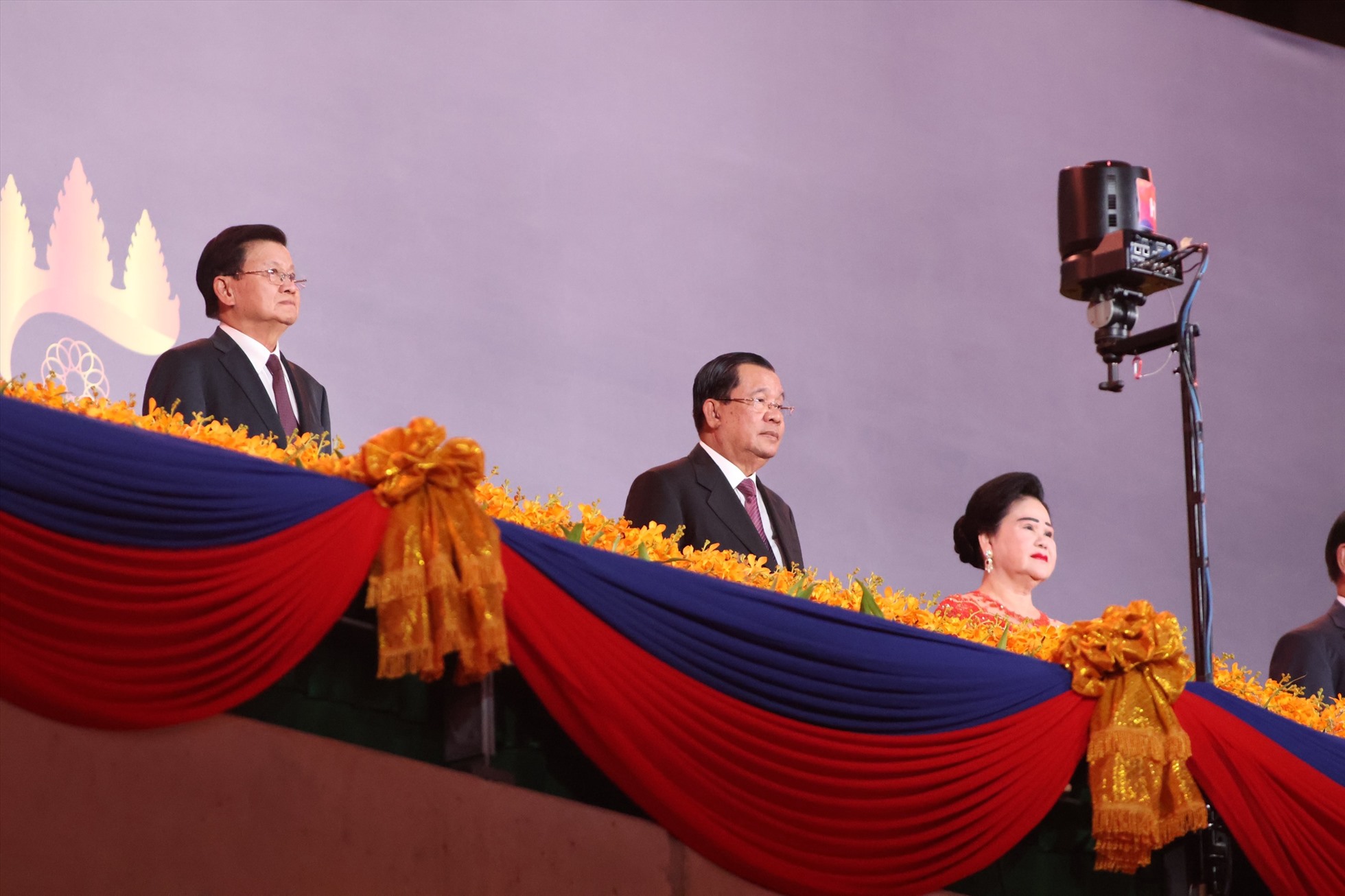 Thủ tướng Hun Sen (giữa) tại lễ khai mạc SEA Games 32. Ảnh: Bùi Lượng
