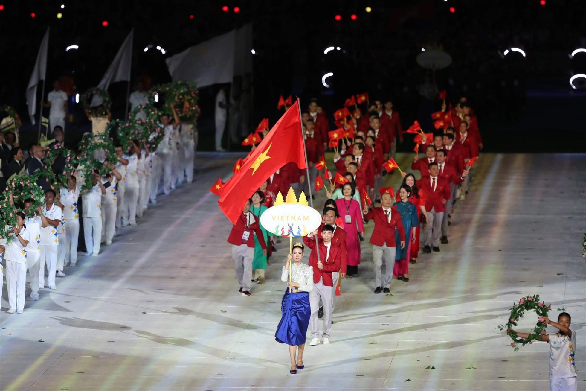 Đoàn thể thao Việt Nam diễu hành tại lễ khai mạc SEA Games 32. Ảnh: Hoàng Phạm