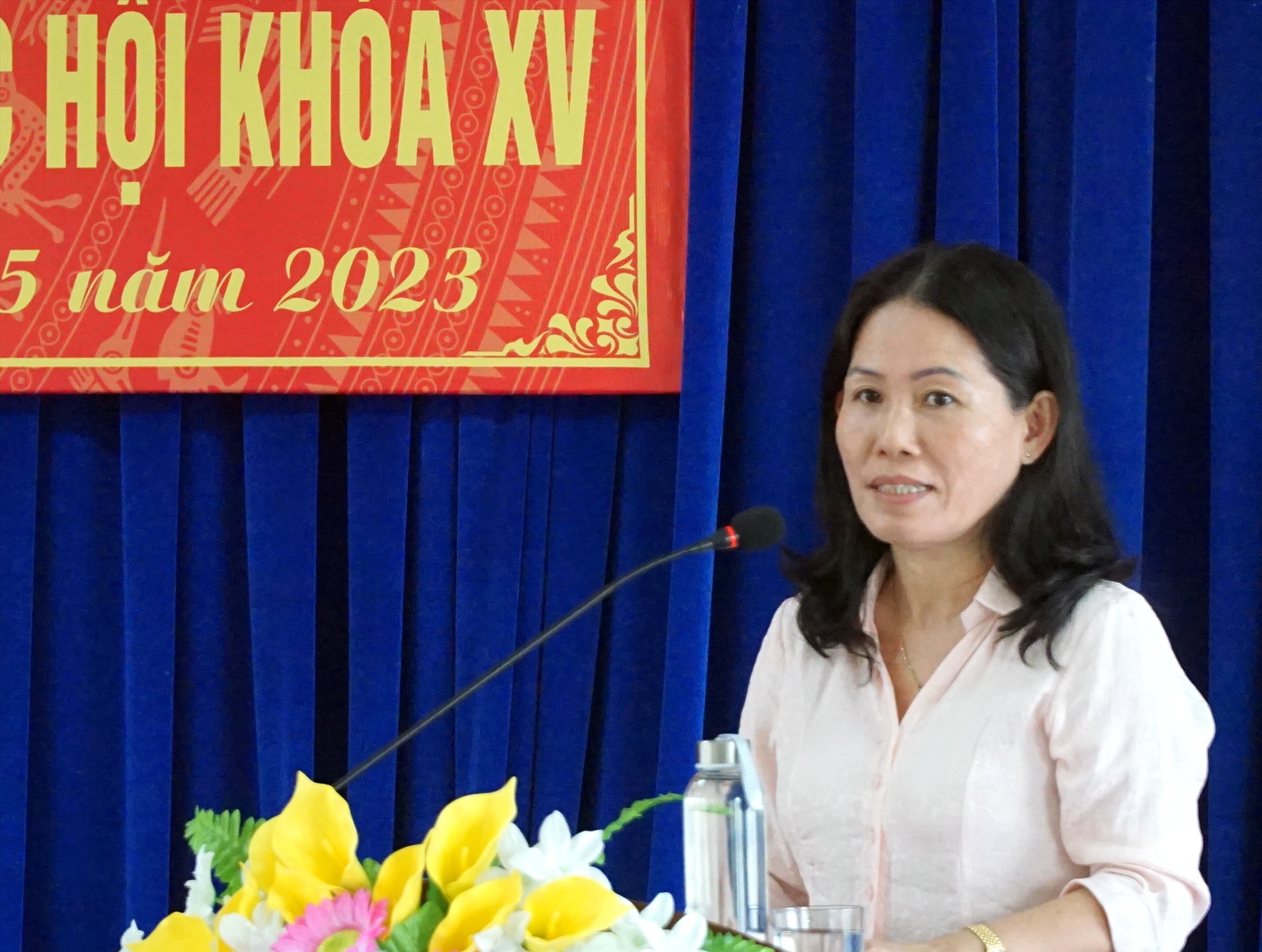 Đại diện BHXH tỉnh Bạc Liêu bà  Huỳnh Hằng Nga, Phó giám đốc BHXH tỉnh Bạc Liêu giải đáp một số thắc mắc của cử tri. Ảnh: Nhật Hồ