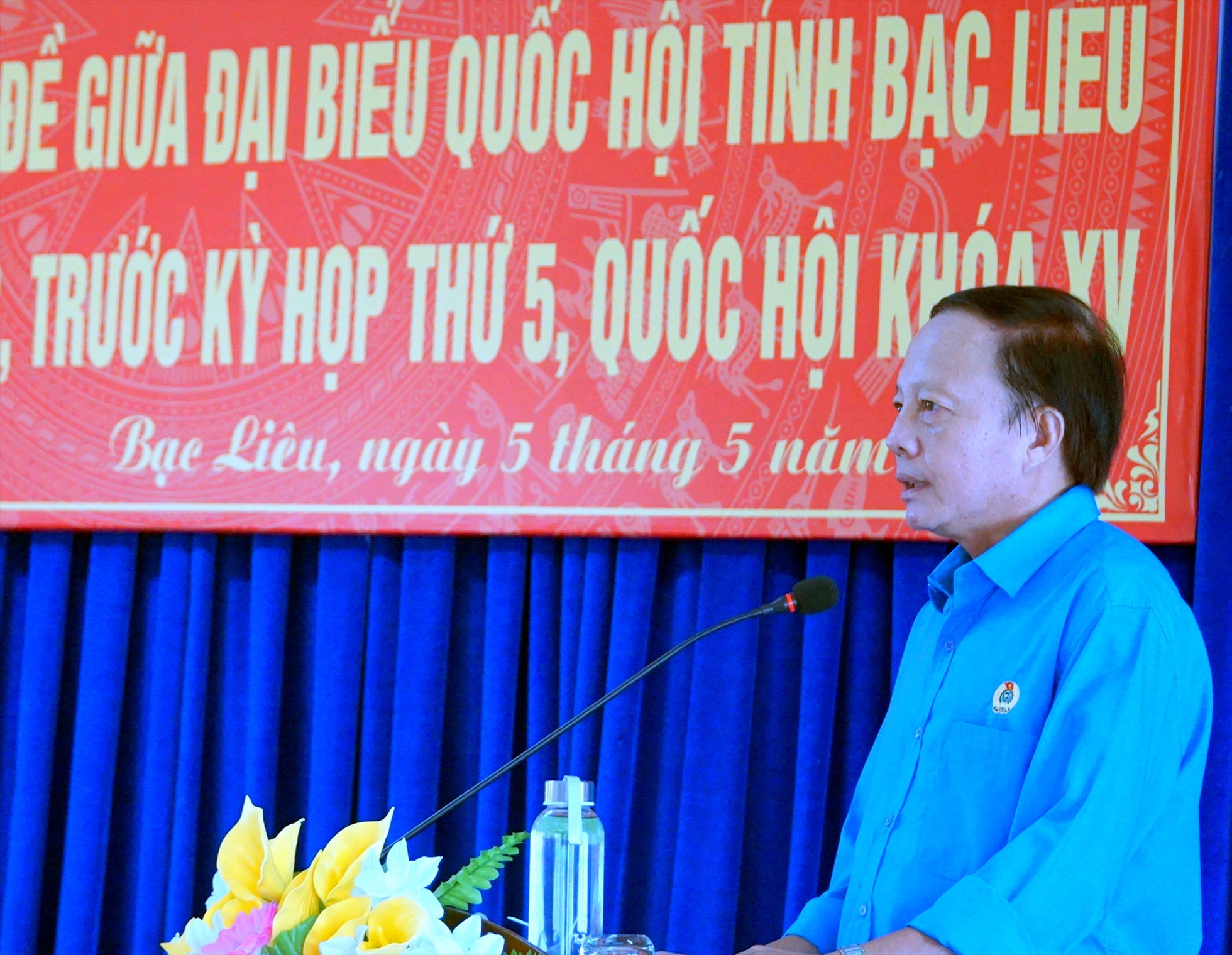 Chủ tịch LĐLĐ tỉnh Bạc Liêu Nguyễn Văn Khanh báo cáo tình hình công nhân, công đoàn với Đoàn Đại biểu Quốc hội tỉnh Bạc Liêu. Ảnh: Nhật Hồ