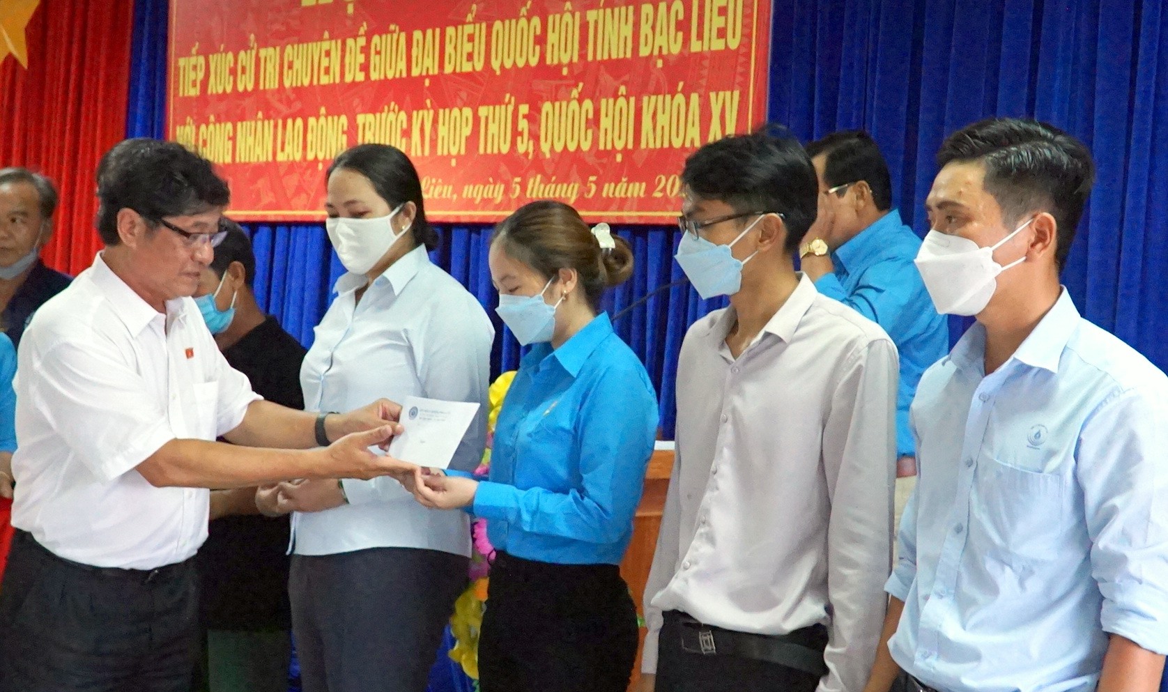 Ông Nguyễn Huy Thái, Phó đoàn Chuyên trách Đoàn đại biểu Quốc hội tỉnh Bạc Liêu trao quà cho công nhân lao động khó khăn. Ảnh: Nhật Hồ