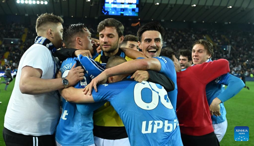 Các cầu thủ Napoli ăn mừng chức vô địch cùng cổ động viên. Ảnh: Xinhua