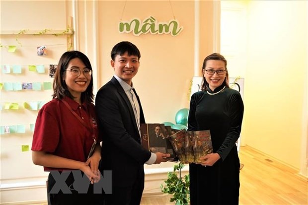 Bí thứ thứ nhất phụ trách giáo dục Đại sứ quán Việt Nam tại Liên bang Nga Mai Nguyễn Tuyết Hoa (bên phải) tặng sách cho sinh viên tại sự kiện. Ảnh: TTXVN
