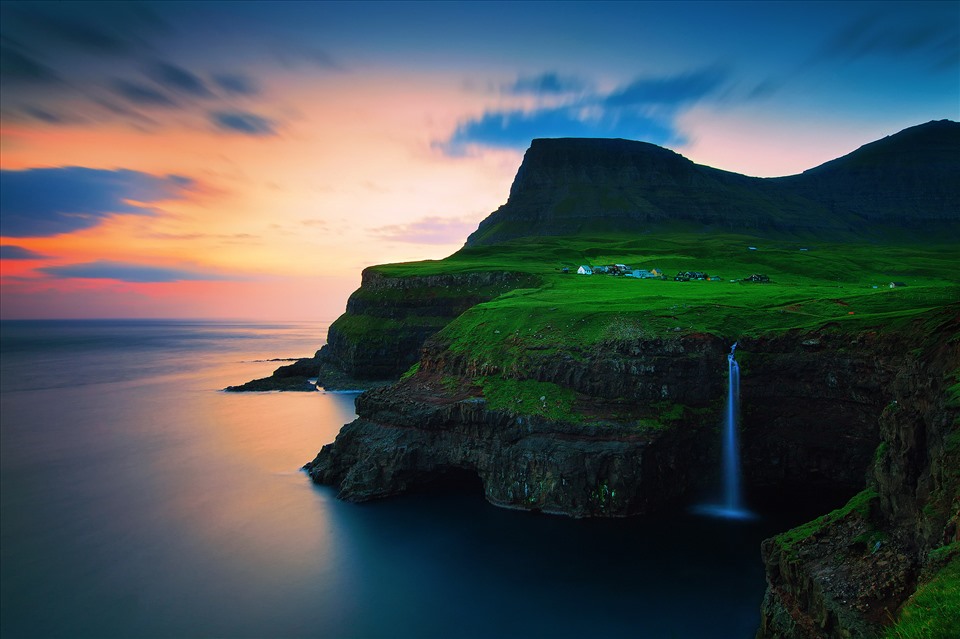 Ngắm hoàng hôn dài bất tận ở quần đảo Faroe, Đan Mạch.