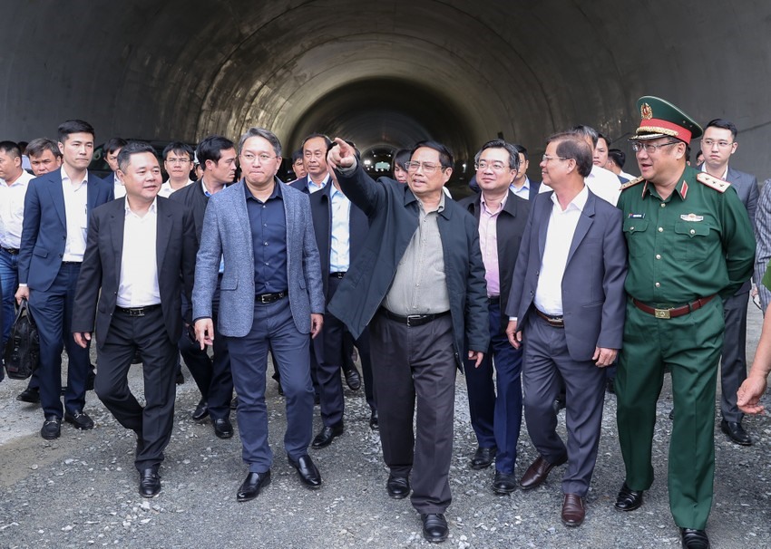Thủ tướng kiểm tra dự án cao tốc Nha Trang - Cam Lâm vào ngày mùng 5 Tết Nguyên đán 2023. Ảnh: VGP
