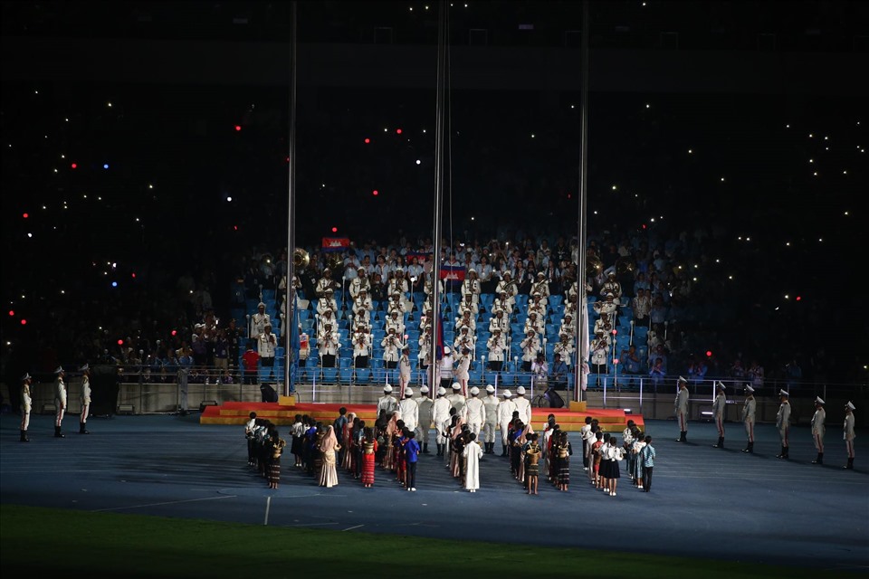 Lễ khai mạc SEA Games được bắt đầu bằng nghi thức thượng cờ