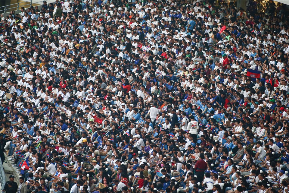 Lễ khai mạc chính thức bắt đầu lúc 19h00, nhưng từ rất sớm, người hâm mộ Campuchia đã lấp kín khán đài sân Morodok với sức chứa 60.000 chỗ ngồi