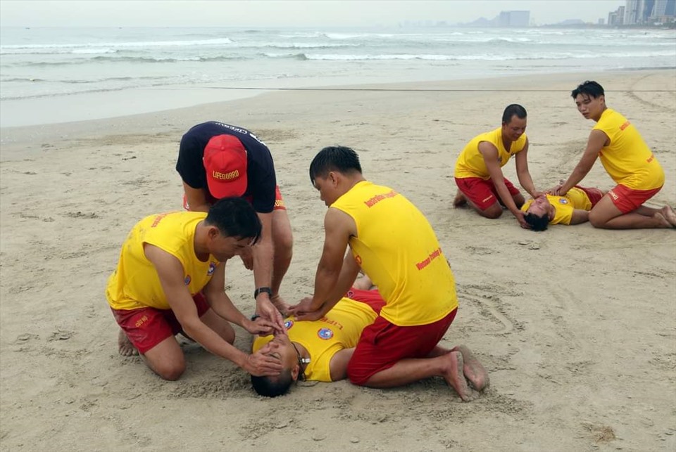 Nhân viên cứu hộ tại các bãi biển du lịch Đà Nẵng tập huấn công tác cứu hộ. Ảnh: Nguyễn Linh