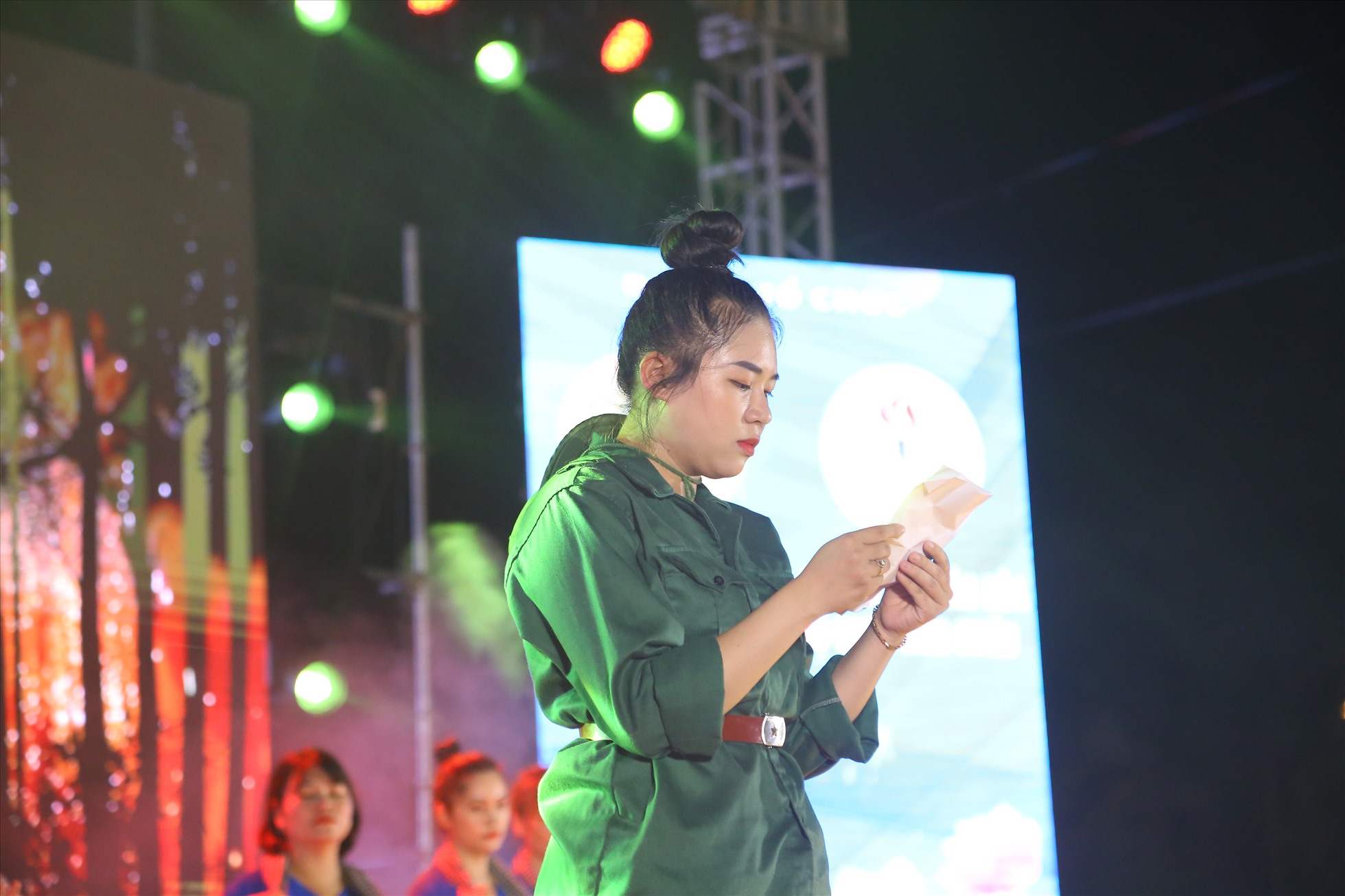 Nối tiếp là phần thể hiện của Công đoàn phường Hòa Khánh Nam ở thể loại hát múa, đơn ca về tổ quốc Việt Nam.