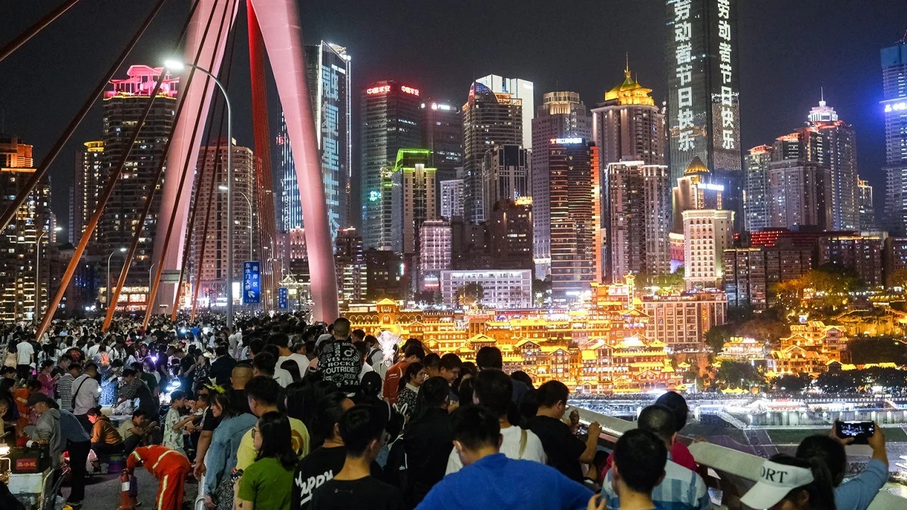 Khách du lịch đổ xô đến cầu sông Gia Lăng,Trùng Khánh, Trung Quốc ngày 1.5. Ảnh: China News Service/VCG