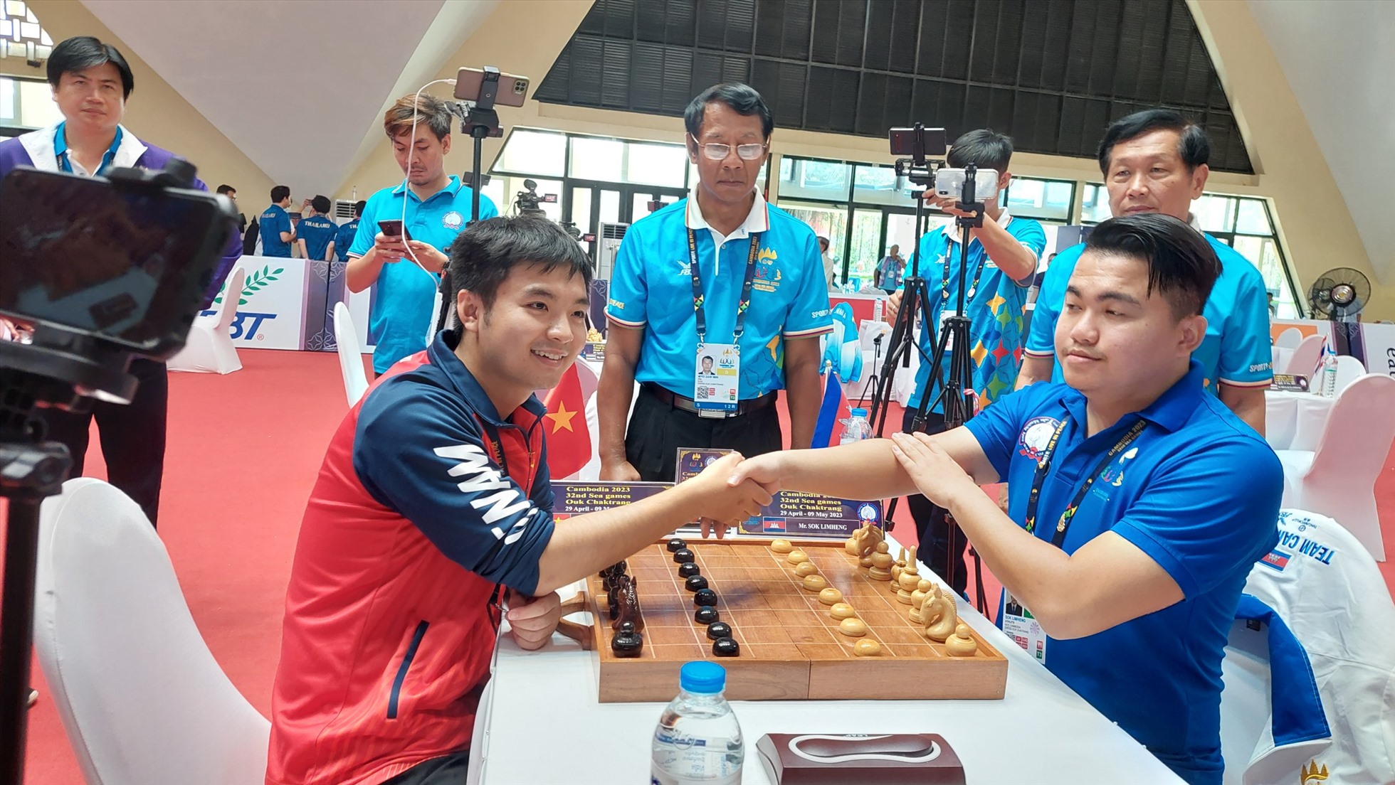 Nguyễn Quang Trung (trái) thua kỳ thủ Sok Limheng của Campuchia ở chung kết cờ chớp 5 phút cá nhân nam của môn cờ ốc sáng 6.5. Ảnh: Minh Thắng
