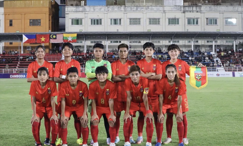 Tuyển nữ Myanmar gây bất ngờ khi đánh bại tuyển nữ Philippines với tỉ số 1-0. Ảnh: MFF