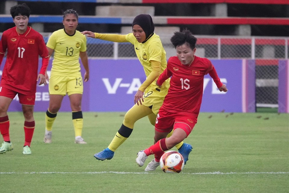 Tuyển nữ Việt Nam (đỏ) thi đấu áp đảo trước tuyển nữ Malaysia ở trận ra quân. Ảnh: Nguyễn Đăng