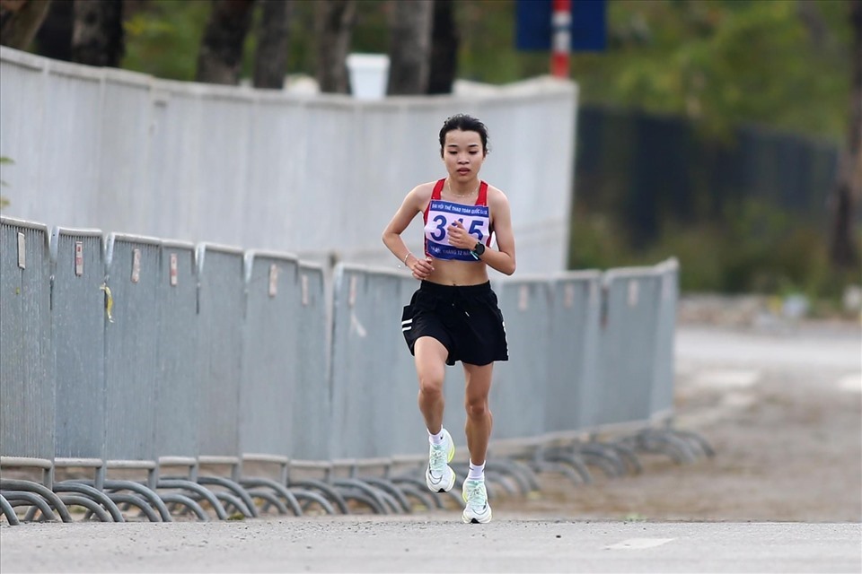 Vận động viên Lê Thị Tuyết dành huy chương bạc nội dung marathon nữ tại SEA Games 32. Ảnh: Hoàng Tùng