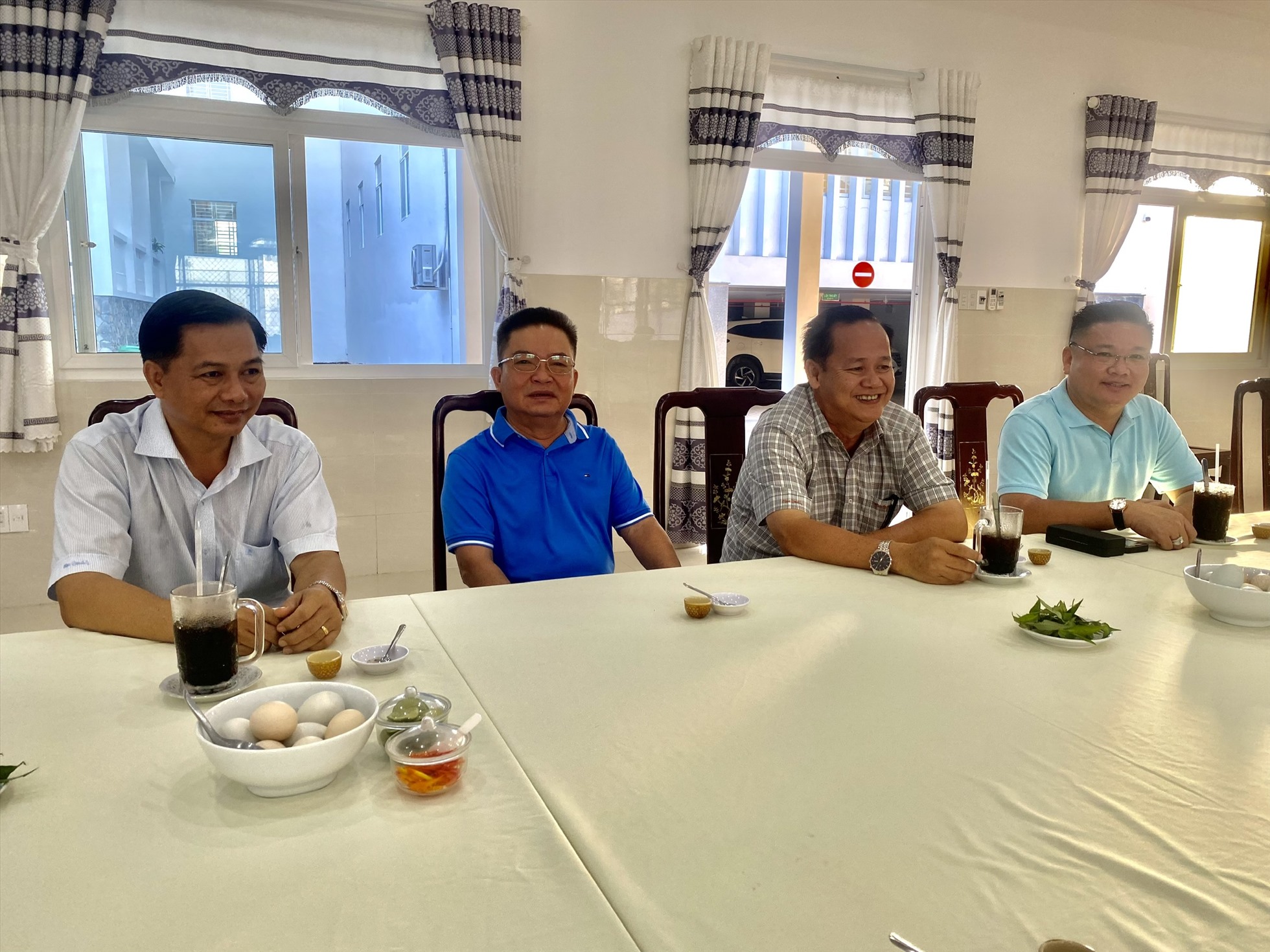 Chủ tịch UBND tỉnh Trần Văn Lâu ăn sáng cùng doanh nghiệp sáng ngày 6.5. Ảnh: Nhật Hồ