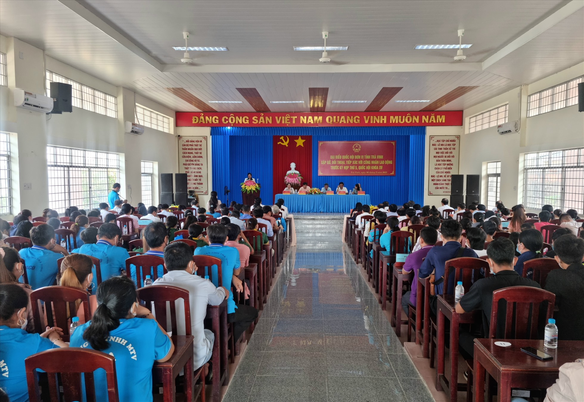 ĐBQH gặp gỡ, đối thoại, trao đổi với 200 cử tri là công nhân lao động tỉnh Trà Vinh. Ảnh: Hoàng Lộc