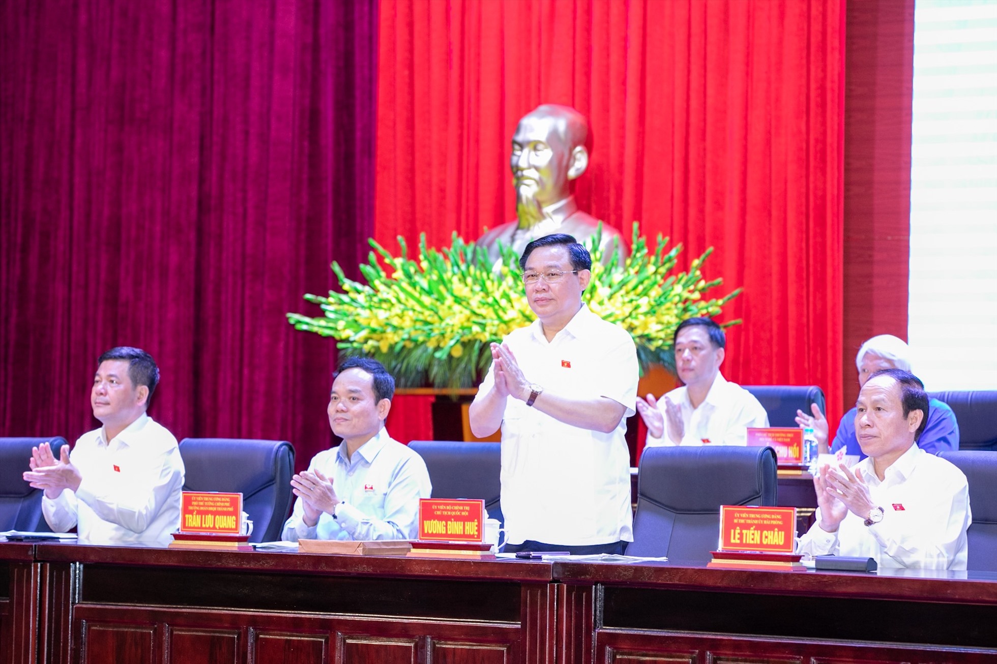 Chủ tịch Quốc hội Vương Đình Huệ tiếp xúc cử tri quận Ngô Quyền. Ảnh: Đàm Thanh