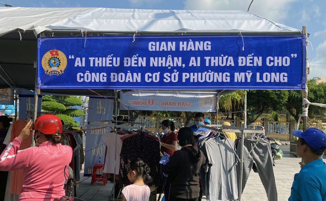 Gian hàng “Ai thiếu đến nhận, ai thừa đến cho” tại sự kiện Ngày hội Công nhân TP Long Xuyên năm 2023. Ảnh: LĐLĐ TPLX