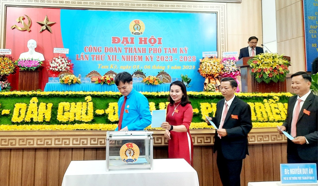 Đại biểu dự đại hội tín nhiệm bầu bà Nguyễn Thị Thao tái cử Chủ tịch LĐLĐ Tam Kỳ nhiệm kì 2023 - 2028. ảnh Hoàng Bin.