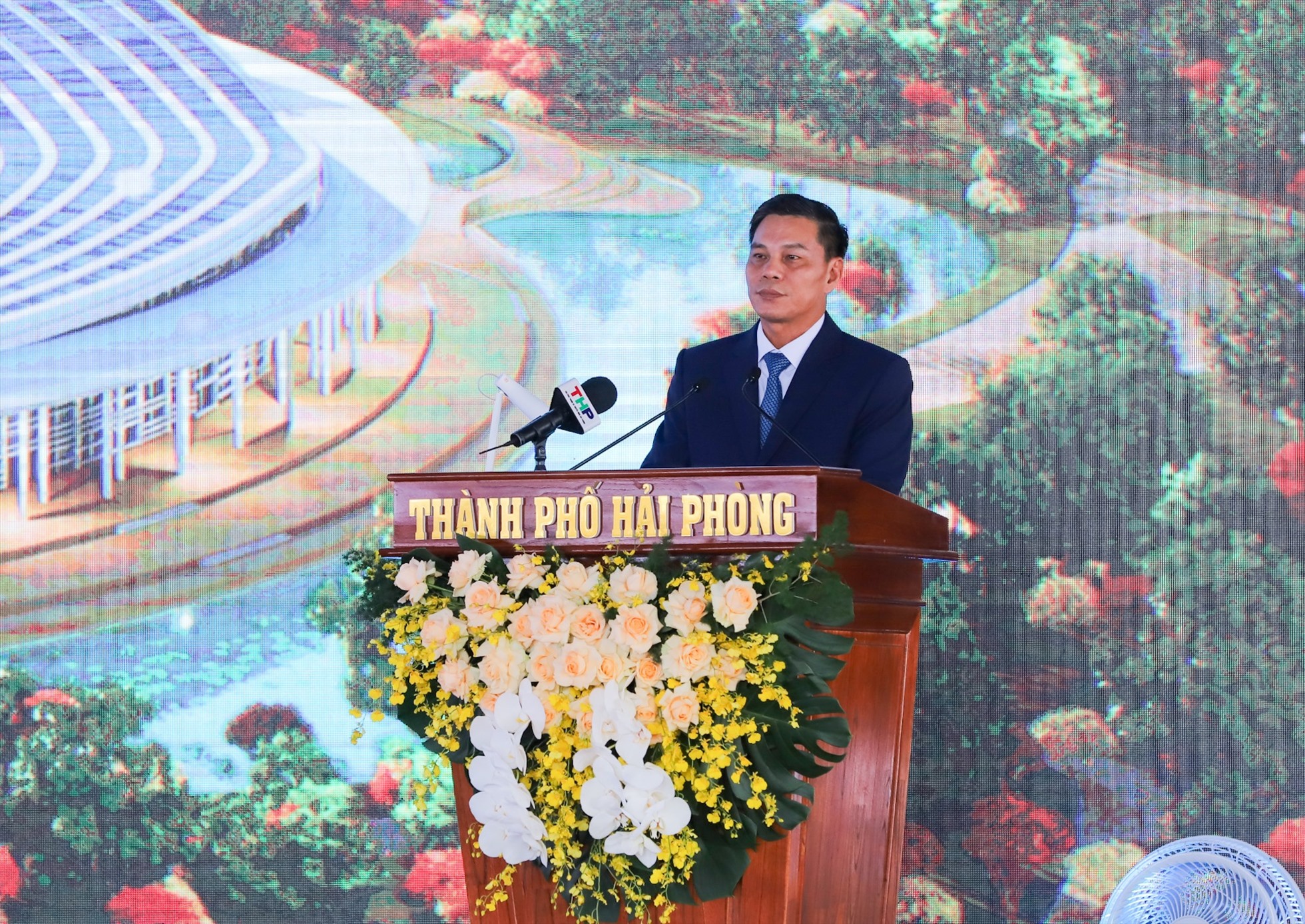 Chủ tịch UBND TP Hải Phòng phát biểu tại lễ Khởi công xây dựng Trung tâm Hội nghị - Biểu diễn ngày 6.5. Ảnh: Đàm Thanh