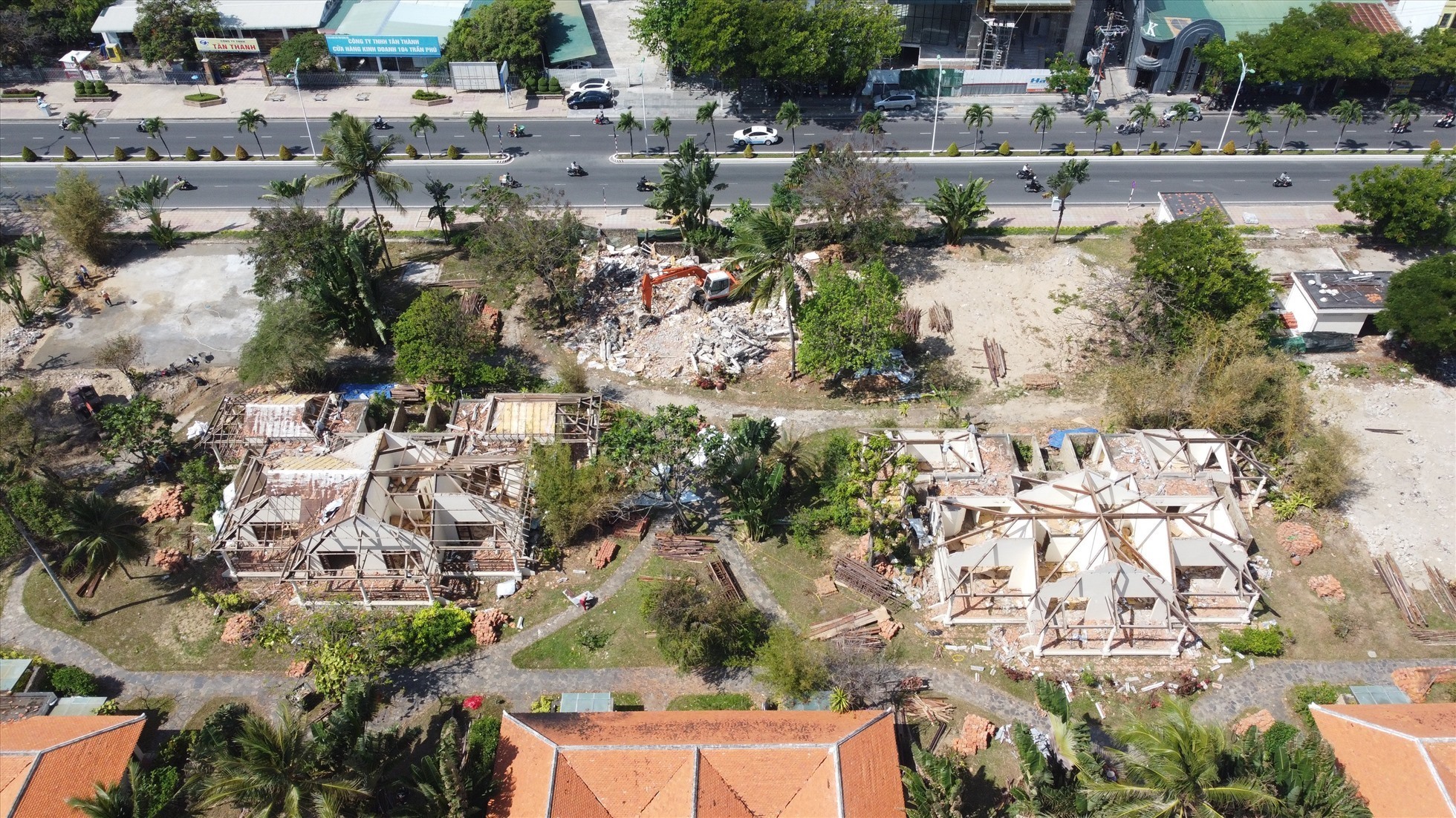 Một công trình tại resort Ana Mandara đã được chủ đầu tư tháo dỡ. Ảnh: Hữu Long