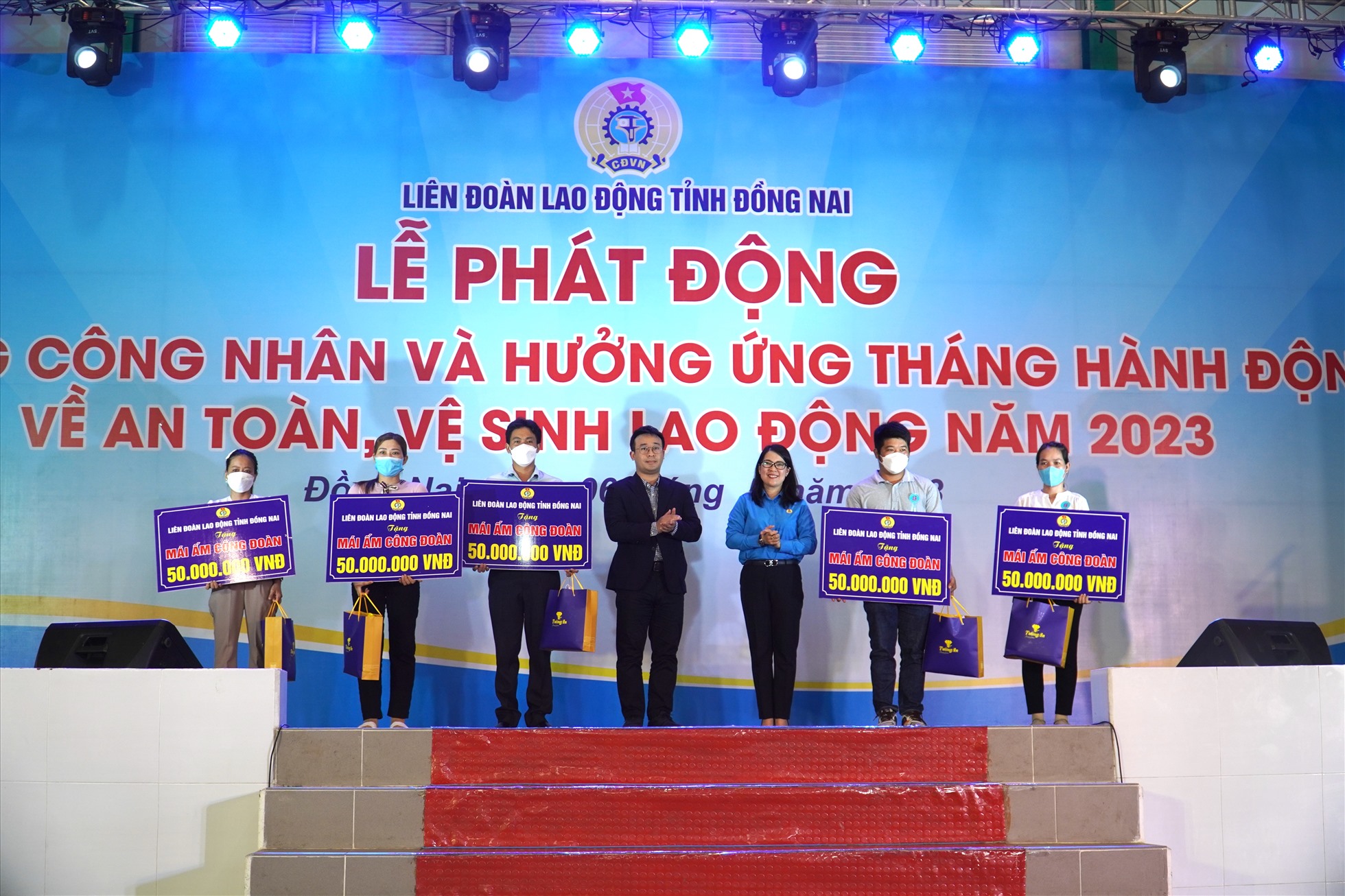 Chủ tịch LĐLĐ tỉnh Đồng Nai Nguyễn Thị Như Ý trao Mái ấm công đoàn cho đoàn viên người lao động tại lễ phát động. Ảnh: Hà Anh Chiến