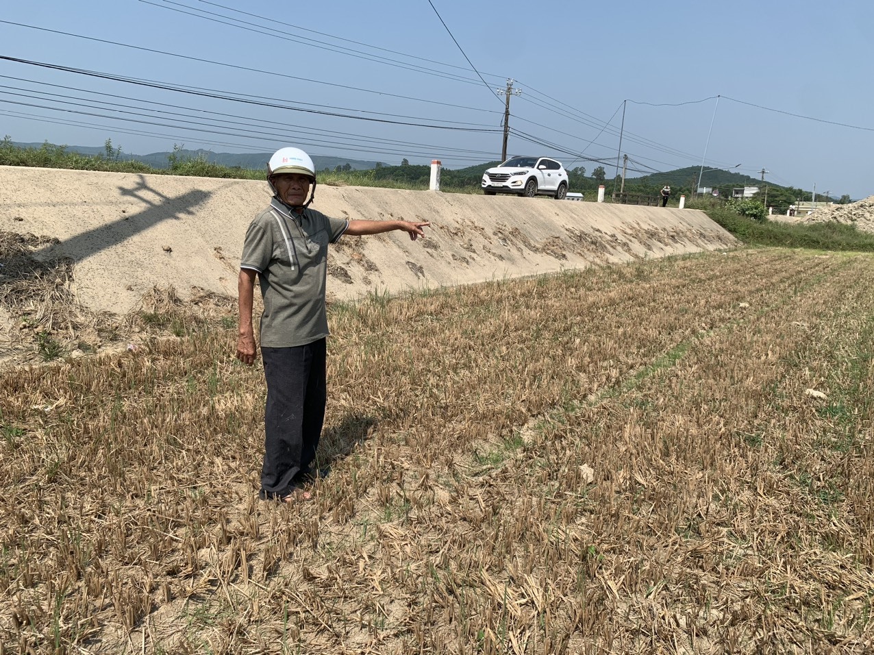Ông Võ Thanh Bình (78 tuổi) ở phường Phổ Ninh bên thửa đất nông nghiệp nằm ở vị trí đắc địa nhưng giá đền bù, hỗ trợ quá thấp, ngoài ra ông cho rằng công tác đền bù, hỗ trợ tồn tại nhiều điểm bất hợp lý nên ông không chấp thuận giao đất. Ảnh: Ngọc Viên